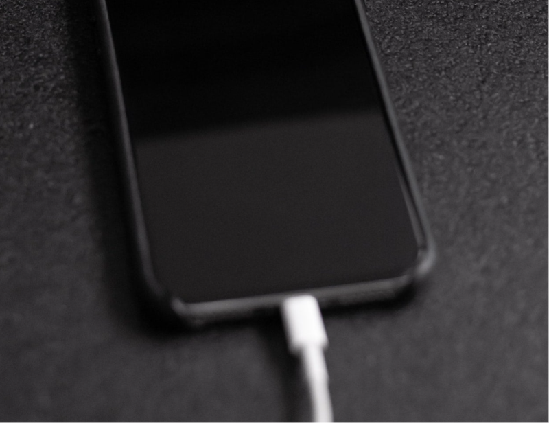 Téléphone branché au chargeur