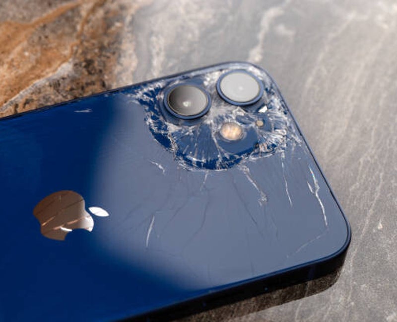 Vitre arrière de téléphone cassée